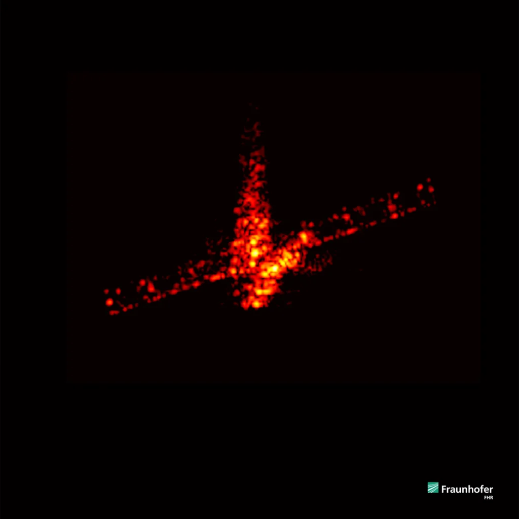 Un'antenna a terra ha catturato i dati radar di alcuni degli ultimi momenti del satellite Eolo dell'ESA, mentre rientrava nell'atmosfera terrestre nel luglio 2023. FRAUNHOFER FHR