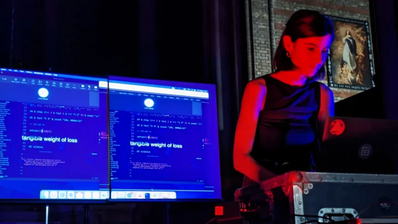 La ricercatrice Lizzie Wilson si esibisce a un algorave a Londra. JONATHAN REUS
