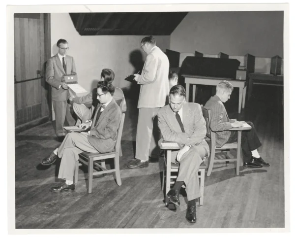 I membri dello staff dell'Institute of Personality Assessment and Research dell'Università della California simulano una procedura situazionale che prevede l'interazione di gruppo, chiamata Bingo Test. I ricercatori degli anni Cinquanta speravano di capire in che modo i fattori della vita e dell'ambiente delle persone potessero influenzare la loro attitudine creativa.INSTITUTE OF PERSONALITY AND SOCIAL RESEARCH, UNIVERSITY OF CALIFORNIA, BERKELEY/THE MONACELLI PRESS