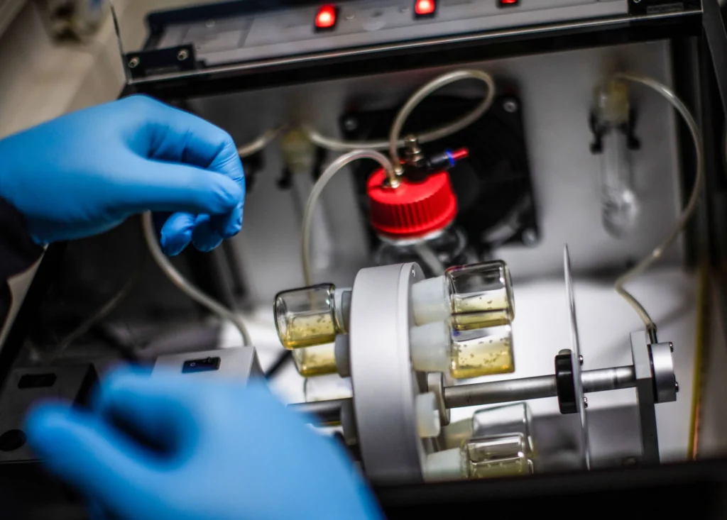 Il bioreattore rotante, sviluppato in Israele, viene utilizzato per far crescere embrioni sintetici in piccoli contenitori di siero sanguigno.GETTY IMAGES