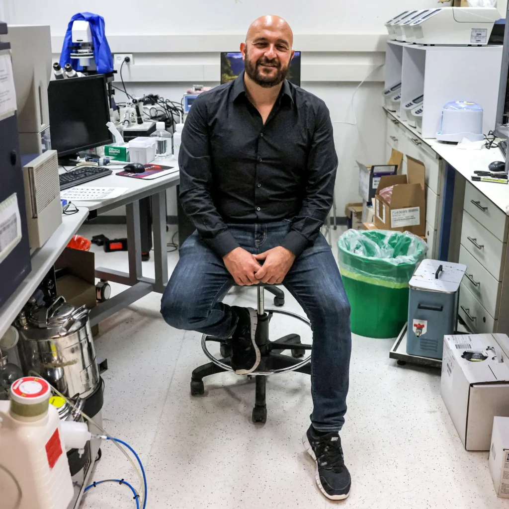 Jacob Hanna guida un team presso il Weizmann Institute of Science di Rehovot, in Israele, che sta studiando come creare embrioni senza utilizzare sperma, ovuli o fecondazione. Ha co-fondato una startup, Renewal Bio, che ha in programma di utilizzare questi modelli di embrioni sintetici come biostampanti per produrre tessuti giovani, ma il progetto è circondato da questioni etiche.AHMAD GHARABLI/GETTY IMAGES