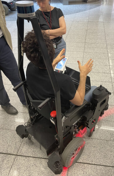 Una sedia a guida autonoma, in fase di sperimentazione, per assistere passeggeri con problemi di mobilità. SEA