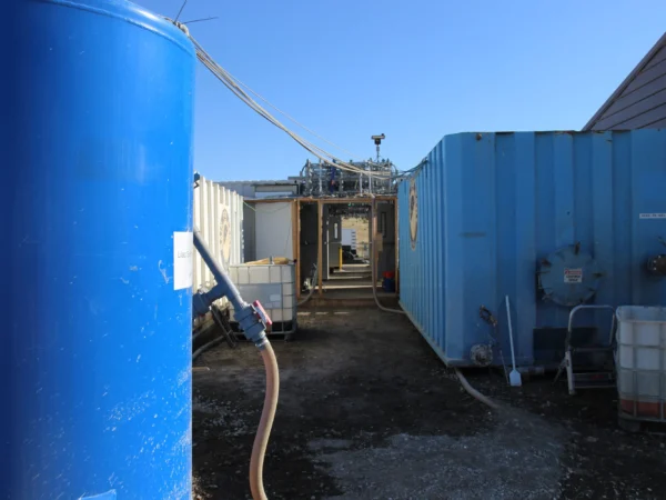 Il serbatoio blu a sinistra filtra la salamoia del Great Salt Lake per rimuovere le particelle di grandi dimensioni prima di pompare l'acqua ricca di litio nei sistemi di scambio ionico situati nei container di spedizione.ALEXANDER KAUFMAN