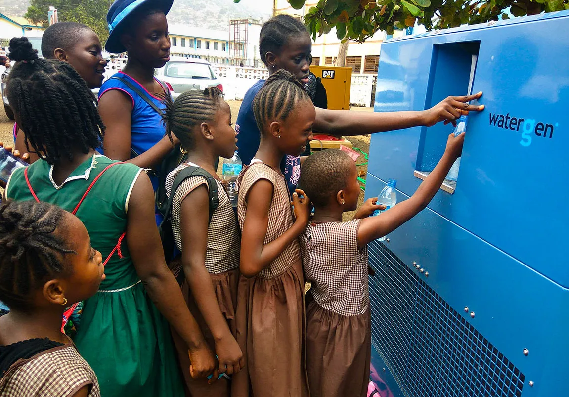 Un'unità Watergen fornisce acqua potabile alle studentesse e al personale della St. Joseph's, una scuola femminile di Freetown, in Sierra Leone. "Quando si parla di 'crisi idrica', non si intende solo la mancanza di acqua, ma anche l'accesso ad acqua di buona qualità", afferma Anna Chernyavsky, vicepresidente del marketing di Watergen.PER GENTILE CONCESSIONE DI WATERGEN