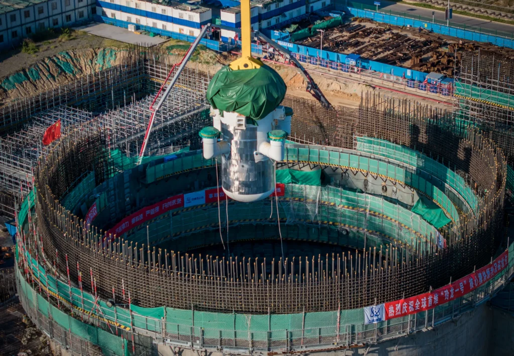 Il Linglong One cinese, il primo reattore modulare commerciale terrestre al mondo, dovrebbe entrare in funzione nel 2026. Le squadre di costruzione hanno installato il modulo centrale nell'agosto 2023.GETTY IMAGES