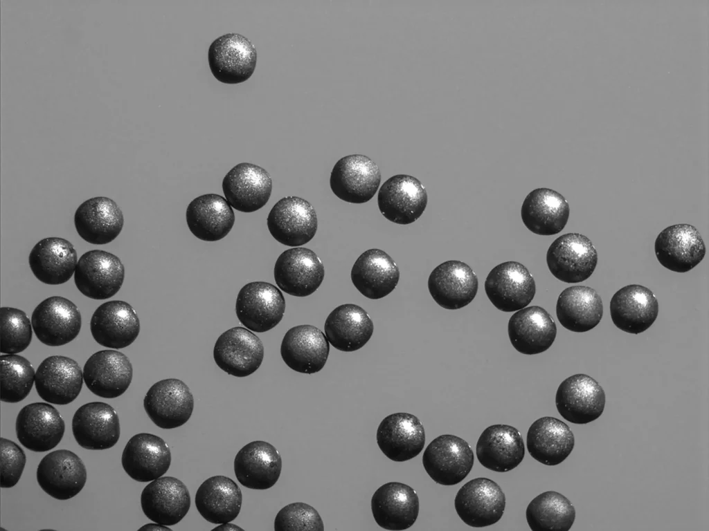 Le particelle di combustibile isotropo tri-strutturale (TRISO) sono minuscole, con un diametro inferiore a un millimetro. Sono strutturalmente più resistenti all'irradiazione neutronica, alla corrosione, all'ossidazione e alle alte temperature rispetto ai combustibili tradizionali dei reattori.X-ENERGY