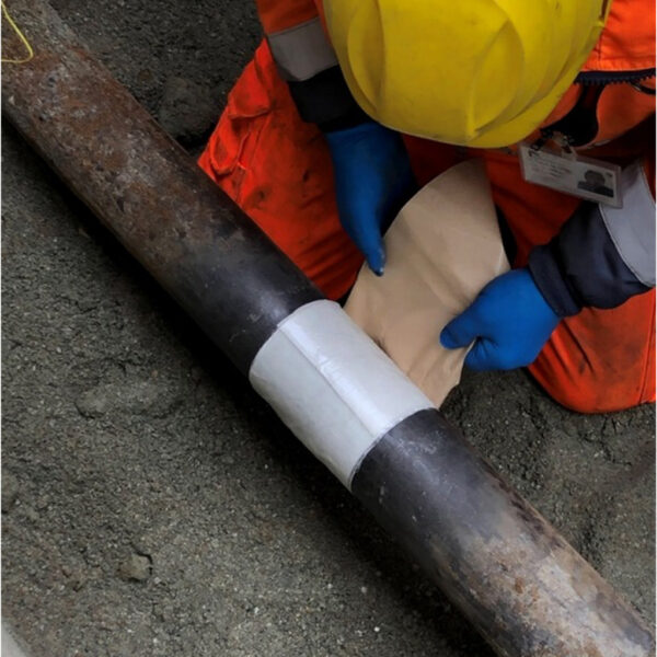 Un addetto Italgas mentre applica l'innovativo Patch Madflex a una tubatura. Italgas