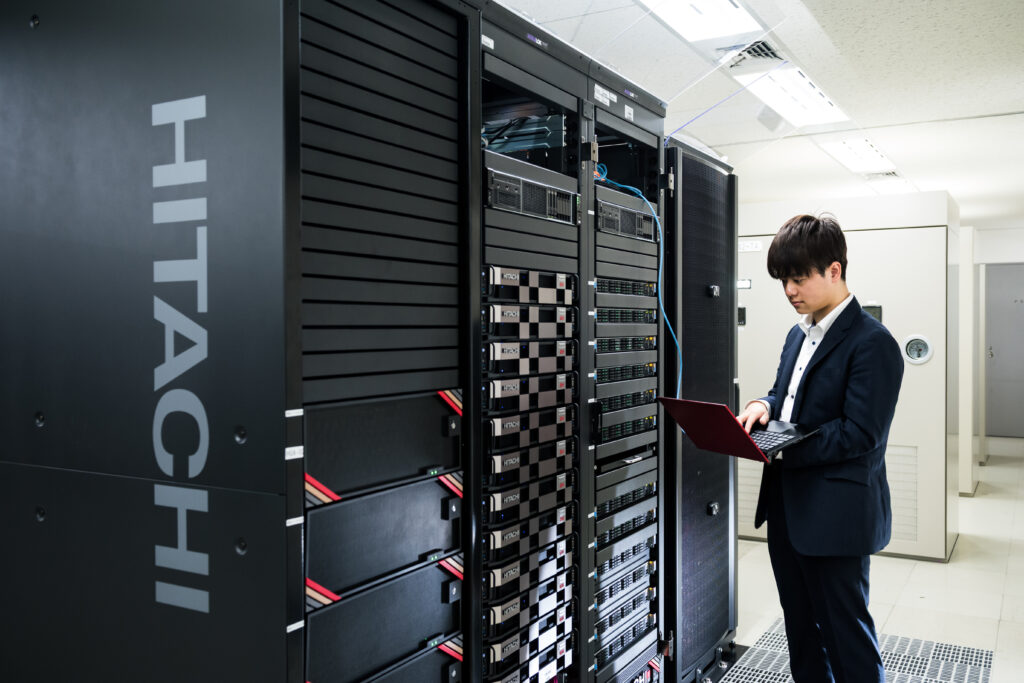 I data centre sostenibili di Hitachi: infrastrutture digitali a basso impatto ambientale, ottimizzate per consumi energetici ridotti.