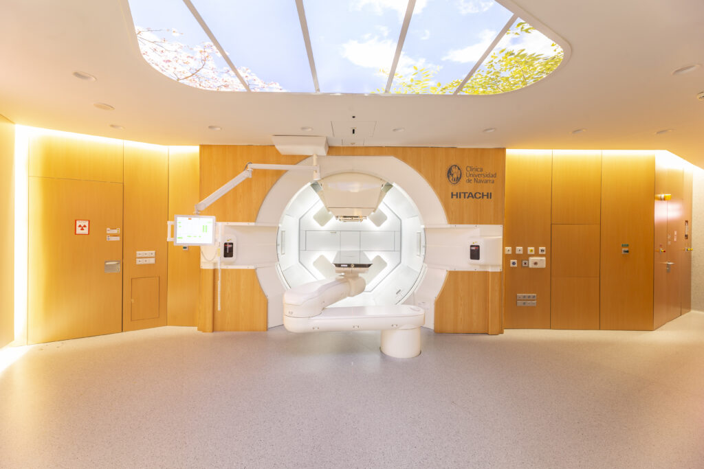 La Proton Beam Therapy di Hitachi: terapia oncologica con protoni per trattamenti radioterapici più precisi e meno invasivi.