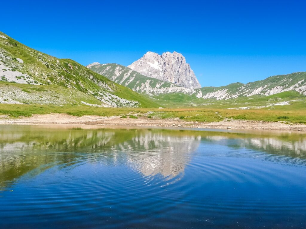 Il massiccio del Gran Sasso, sotto cui si trovano i Laboratori Nazionali dell’INFN. Per gentile concessione di Francesco Vissani