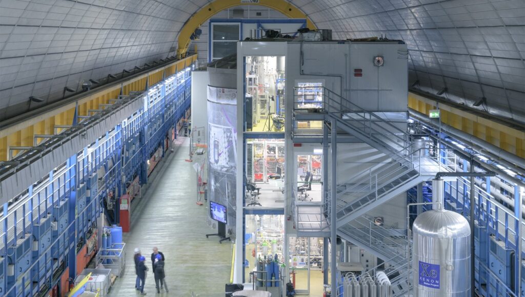 Sala sperimentale all'interno dei Laboratori Nazionali del Gran Sasso dell'Istituto Nazionale di Fisica Nucleare. Per gentile concessione di Francesco Vissani