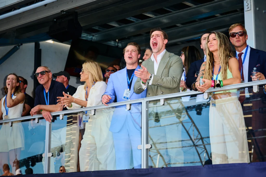 Martin, CEO di Enhanced, fa il tifo per gli atleti dagli spalti. La dirigenza dell'azienda insiste che la competizione si terrà nuovamente il prossimo anno.SAEED RAHBARAN