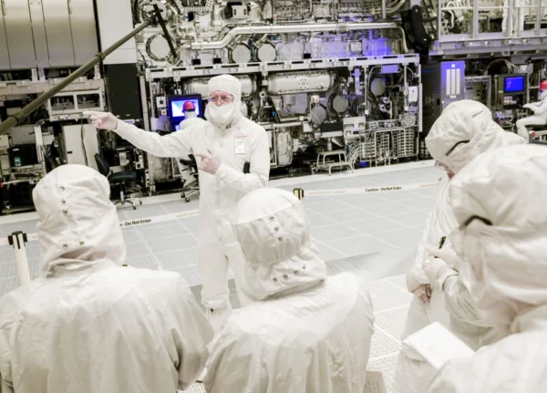 Mark Phillips, ricercatore di Intel, illustra ai rappresentanti dei media lo strumento ad alto NA presso lo stabilimento Fab D1X dell’azienda a Hillsboro, nell’Oregon. Intel è stato il primo cliente di ASML per la nuova macchina EUV.PER GENTILE CONCESSIONE DI INTEL CORPORATION