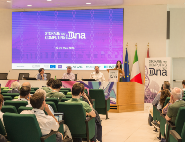 Un momento della conferenza “Storage and computing with DNA 2026”.